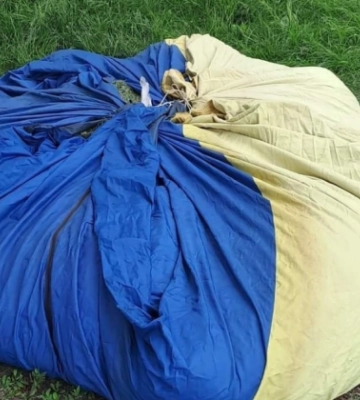У Києві двірник використав прапор України як мішок для скошеної трави: фото