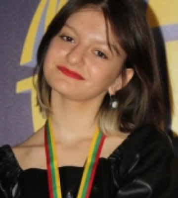 Юна виконавиця з Острога – найкраща на обласному конкурсі української естрадної пісні «Юна зірка-2024»