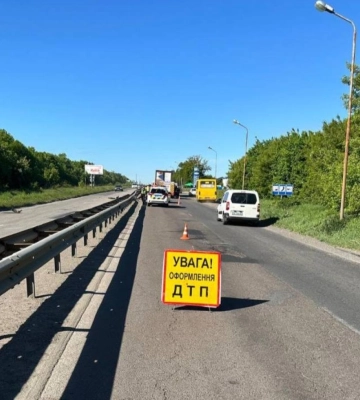 На трасі на Рівненщині сталася ДТП: рух транспорту - ускладнений