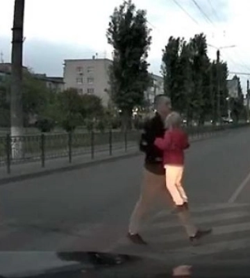 У Сумах поліцейський врятував трирічну дівчинку, яка втекла від батьків (відео)