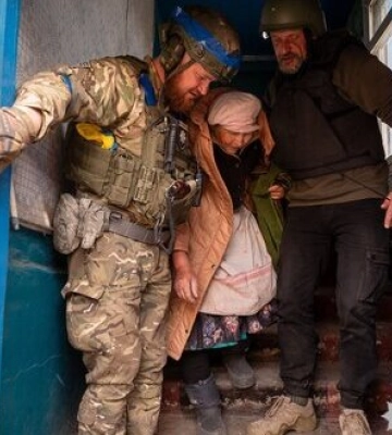 Поліція Харківщини вивозить людей з-під обстрілів броньованим спецтранспортом
