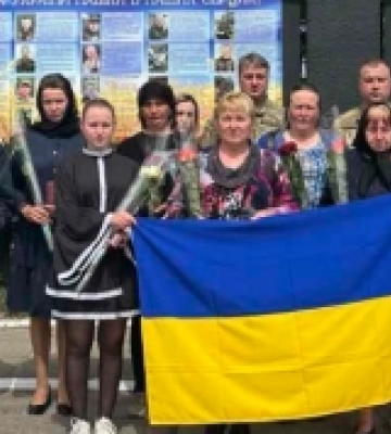 У громаді на Рівненщині родинам семи загиблих захисників вручили їхні посмертні відзнаки