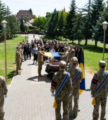 В Ужгороді сьогодні провели в останню земну дорогу 53-річного захисника України