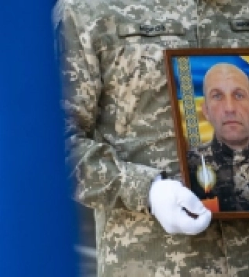 В Ужгороді попрощалися з молодшим сержантаом, гранатометником Віктором Ілларом. ФОТО