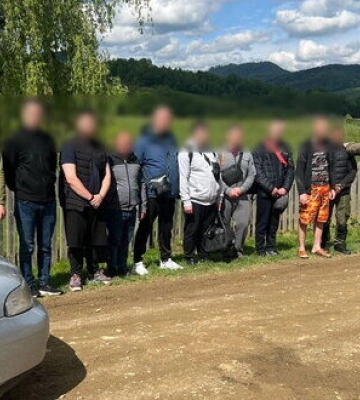 10 тис. євро за проїзд у 3 яруси: легковик із 9 пасажирами зупинено поблизу кордону з Румунією, - ДПСУ. ВIДЕО
