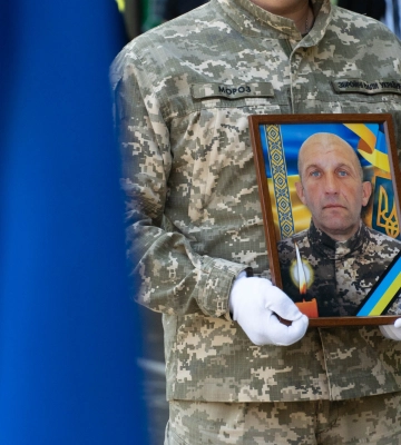 В Ужгороді попрощалися з молодшим сержантаом, гранатометником Віктором Ілларом. ФОТО