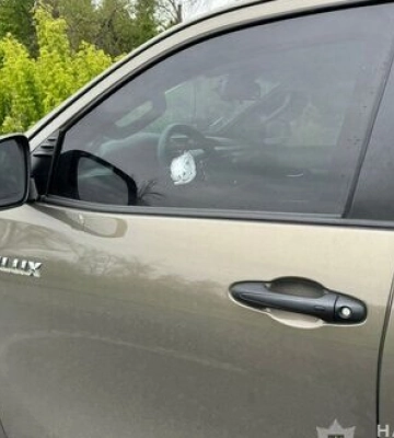 Російські снайпери обстріляли броньоване авто поліцейських під час евакуації людей з Вовчанська. ВІДЕО+ФОТОрепортаж