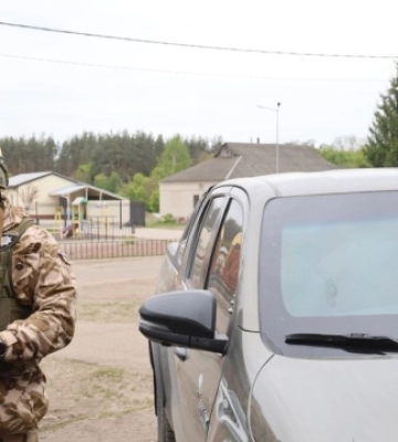 Ворог обстріляв автомобіль поліцейських, які їхали евакуювати жителів Вовчанська