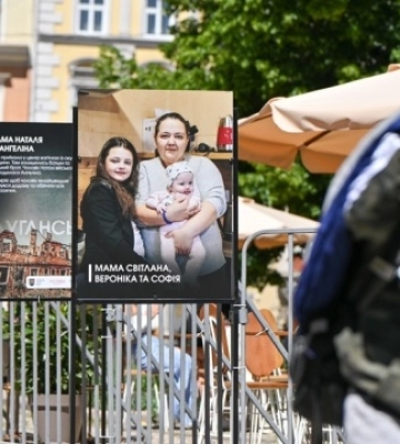 «Мам, я в безпеці»: у Львові - виставка про жінок, які рятували дітей від обстрілів РФ