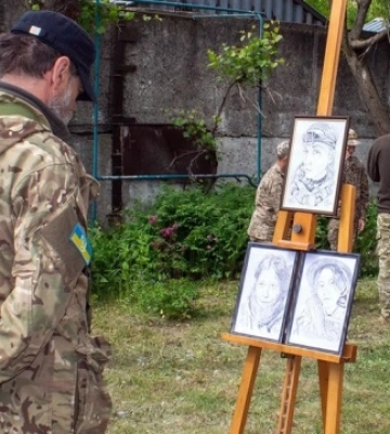 В укритті на Хмельниччині відкрили виставку портретів полеглих захисниць