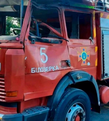 На Херсонщині окупаційні війська скинули вибухівку на пожежний автомобіль. ФОТО