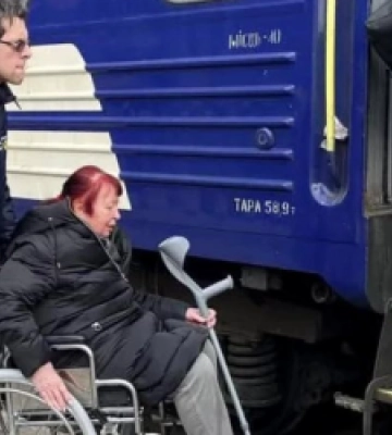 Максим Козицький вручив подяки волонтерам, які надають підтримку евакуйованим на залізничному вокзалі у Львові