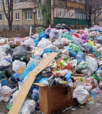 Не хватает даже уборщиков: оккупированный Донецк утопает в мусоре, — ЦНС