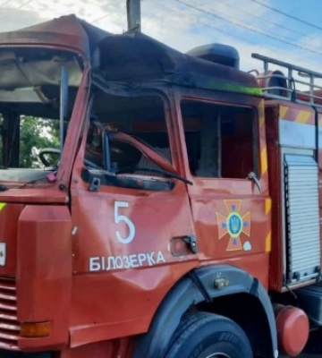 На Херсонщині окупаційні війська скинули вибухівку на пожежний автомобіль. ФОТО