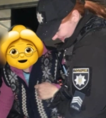 Волинські патрульні доставили розгублену бабусю додому (ФОТО)