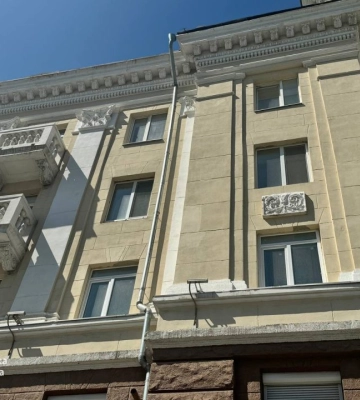 У Дніпрі у будинку на площі Вокзальній, що постраждав від атаки рф, встановлюють нові вікна