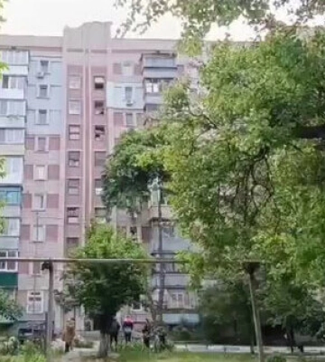 Оккупанты ударили по многоэтажке в Херсоне: Пострадавших нет. ВИДЕО