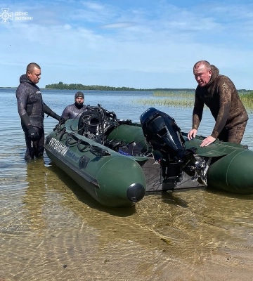 Волинські рятувальники показали, що дістають водолази з дна Світязя