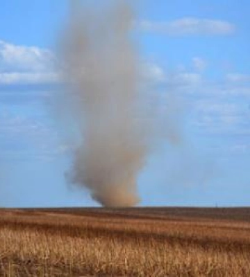 У Рівненському районі в полі пролетів пиловий вихор (ВІДЕО)