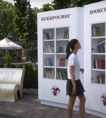 Из уличной библиотеки в Центральном парке Харькова опять растащили книги