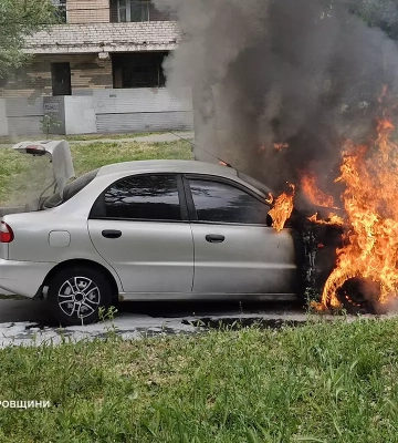 У Дніпрі на Степана Бандери посеред дороги загорівся Daewoo