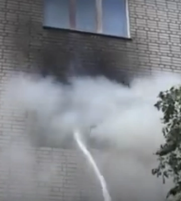 У Львові під час пожежі в багатоповерхівці вогнеборці врятували 17 людей, з них одну дитину, - ВІДЕО