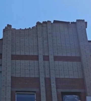 В Херсоне россияне попали в многоэтажку: видео