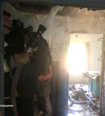 У Нікополі рятувальники ліквідували пожежу, що виникла внаслідок ворожої атаки (ВІДЕО)