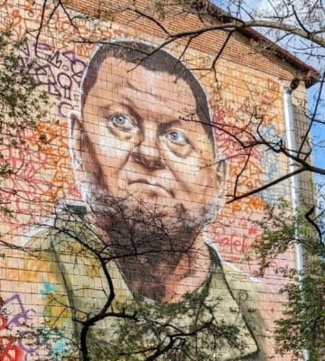 Мурал із Валерієм Залужним, який нещодавно з'явився у Києві, перенесуть в інше місце: в чому причина