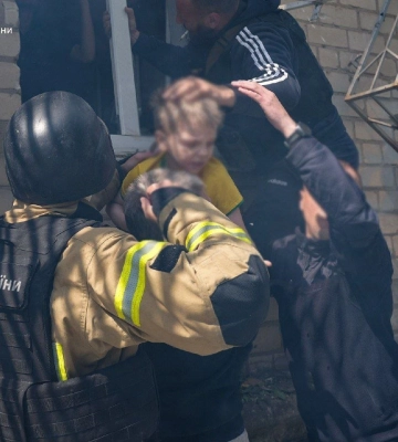 Військові РФ обстріляли багатоповерхівку у Херсоні: що відомо