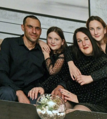 Дуже чекають на повернення тата: доньки волинського воїна співом збирають гроші на дрони для бійців