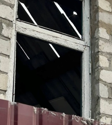 Ліквідація наслідків ракетної атаки РФ на Дніпро 15 травня: комунальники Дніпра працюють на місці події та закривають вибиті вікна&amp;hellip;