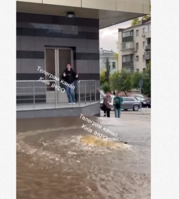 У Києві біля станції метро «Либідська» знову прорвало трубу, відео