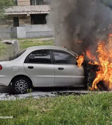 У Дніпрі рятувальники загасили палаючий автомобіль