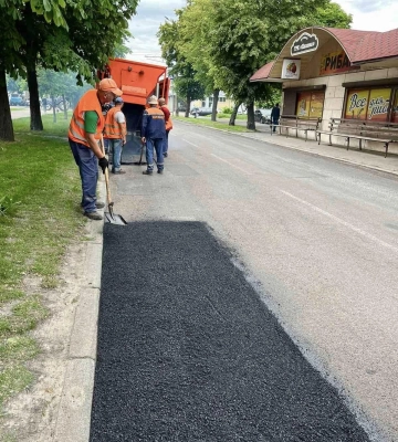 Черкаські комунальники ремонтують покриття по бульвару Шевченка (ФОТО)