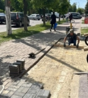 У центрі Сарн переукладають бруківку