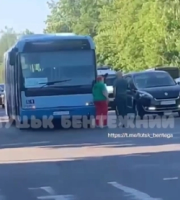 У Луцьку – ДТП на Молоді: автобус «підрізав» авто (відео)