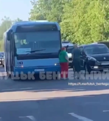 У Луцьку – ДТП на Молоді: автобус «підрізав» авто (відео)