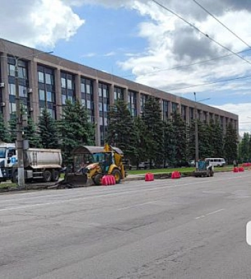 В Кривом Роге продолжается ремонт дороги возле Горисполкома
