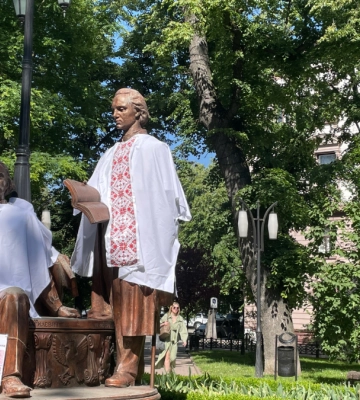 У Франківську Шашкевич, Вагилевич та Головацький “одягнули” вишиванку: фоторепортаж