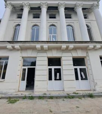 У Полтаві біля кінотеатру Котляревського прибрали паркан