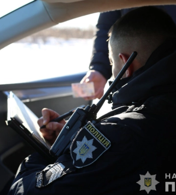 У Глухові п’яний водій пропонував поліцейським 10 000 грн хабара