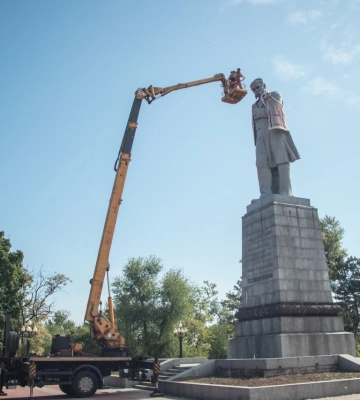 На Монастирському острові у Дніпрі на пам‘ятник Шевченка одягли патріотичний жупан 