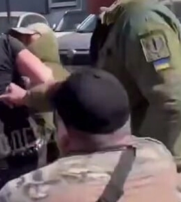 Одеський ТЦК прокоментував інцидент у маршрутці, де люди у формі скрутили та витягли чоловіка, відео