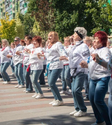 На Монастирському острові у Дніпрі на пам‘ятник Шевченка одягли патріотичний жупан 