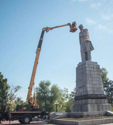 На Монастирському острові у Дніпрі на пам‘ятник Шевченка одягли патріотичний жупан 