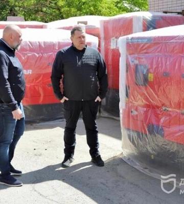 В Днепр прибыли мощные генераторы из анонсированного мэром Филатовым перечня помощи от Японии.