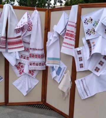 В Житомирі напередодні Дня вишиванки показали колекції вишитих суконь