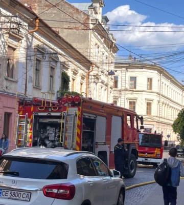 У центрі Чернівців загорілася квартира: працюють рятувальники