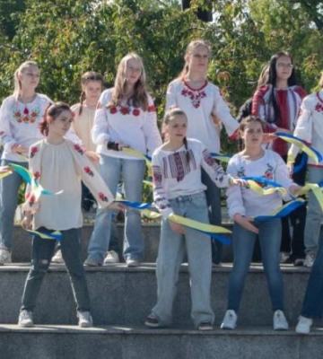 День вишиванки у Дніпрі: на пам’ятник Тарасові Шевченку одягнули один з найбільших в Україні вишитих кептарів
